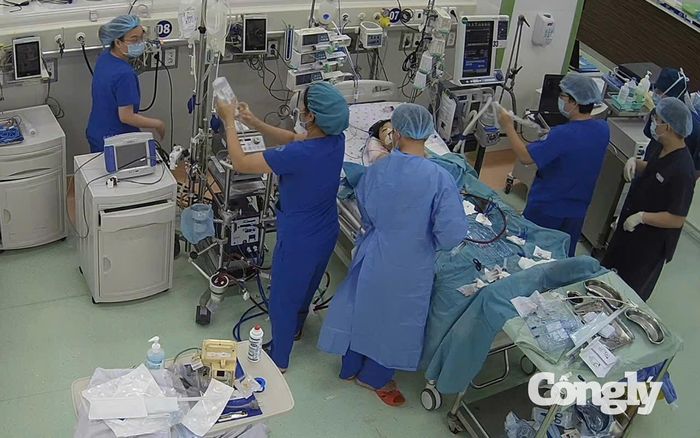 Bé trai được chuyển đến bệnh viện trong tình trạng sốc nhiễm trùng, viêm phổi nặng và viêm cơ tim tối cấp.