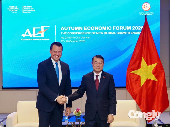 Ông Stephan Mergenthaler - Giám đốc điều hành Diễn đàn Kinh tế Thế giới và Thủ tướng Chính phủ Lê Minh Hưng.