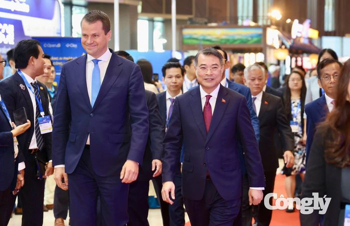 Thủ tướng Chính phủ Lê Minh Hưng và ông Stephan Mergenthaler - Giám đốc điều hành Diễn đàn Kinh tế Thế giới dự diễn đàn.