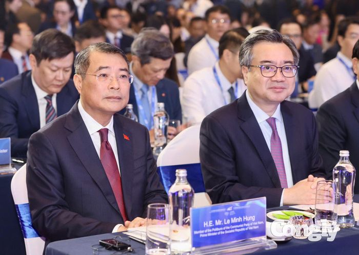 Thủ tướng Chính phủ cùng các lãnh đạo tham dự diễn đàn.