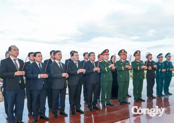 Các đại biểu thành kính dâng hương tưởng nhớ các Anh hùng liệt sĩ.