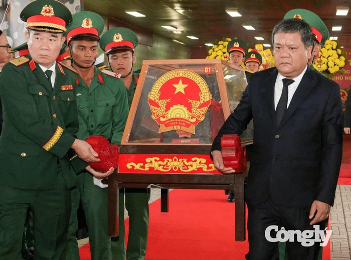 Bí thư Tỉnh ủy Trần Phong cùng đại biểu di chuyển các hài cốt liệt sĩ đến ô mộ để an táng.