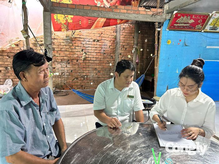 Cán bộ TAND khu vực 10 - Đồng Tháp làm việc với đương sự tại nơi thẩm định
