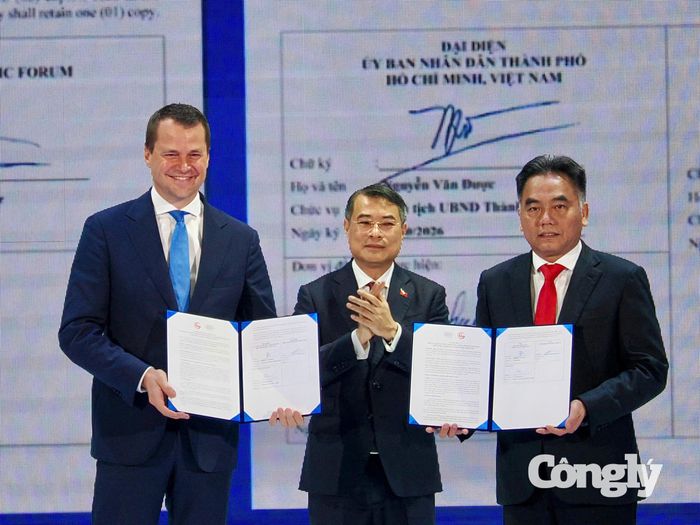 Thủ tướng chứng kiến Phó Chủ tịch Thường trực UBND TP.HCM Nguyễn Lộc Hà và Giám đốc điều hành Diễn đàn Kinh tế Thế giới (WEF) Stephan Mergenthaler trao văn kiện hợp tác chiến lược giữa TP.HCM và WEF.