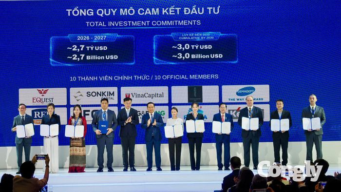 Lãnh đạo TP.HCM chúc mừng đại diện 10 thành viên chính thức của Trung tâm Tài chính quốc tế Việt Nam tại TP.HCM.
