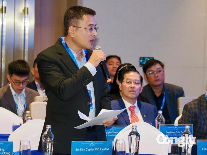 Đại diện các thành viên Trung tâm Tài chính quốc tế Việt Nam (VIFC) phát biểu tại buổi làm việc với Phó Thủ tướng Nguyễn Văn Thắng.