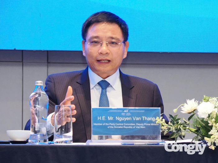 Phó Thủ tướng Nguyễn Văn Thắng phát biểu tại buổi làm việc với đại diện các thành viên Trung tâm Tài chính quốc tế Việt Nam (VIFC) chiều 28/10.