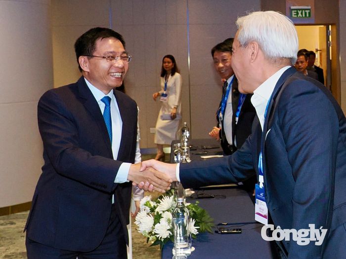 Phó Thủ tướng Nguyễn Văn Thắng và các đại biểu trước khi bắt đầu buổi làm việc với đại diện Trung tâm Tài chính quốc tế Việt Nam (VIFC).