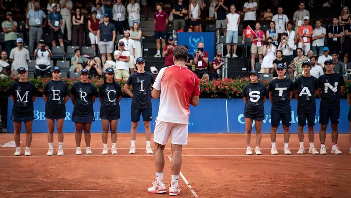 Wawrinka chia tay trong sự cổ vũ và cảm ơn của mọi người. Ảnh: Atptour