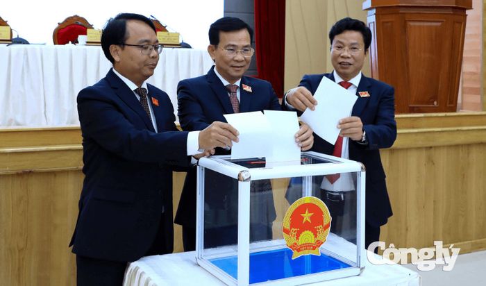 Các đại biểu thực hiện quy trình bầu chức danh Phó Chủ tịch UBND tỉnh Lâm Đồng. Ảnh: Lê Phước.