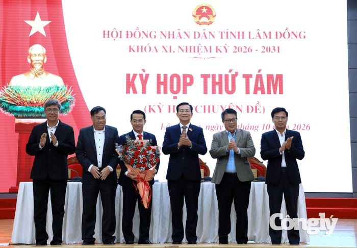 Tập thể lãnh đạo UBND tỉnh Lâm Đồng tặng hoa chúc mừng ông Nguyễn Bá Út.