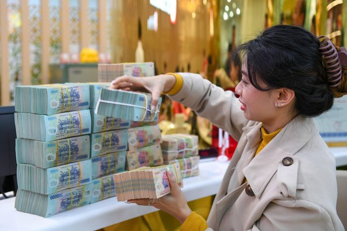 Dòng tiền của doanh nghiệp bị mắc kẹt bởi những thủ tục hành chính không cần thiết. Ảnh: Hoàng Anh.