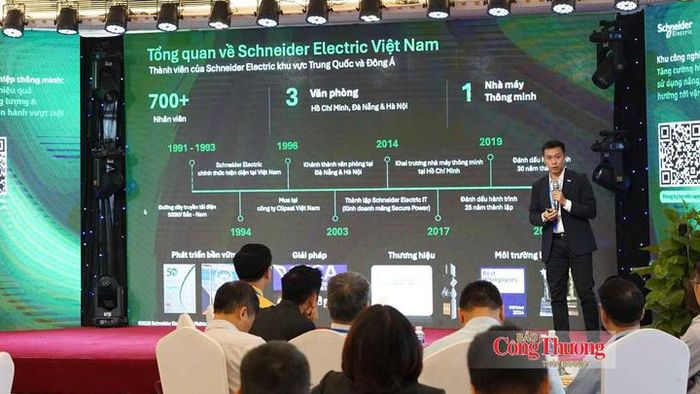 Các chuyên gia trình bày tham luận.