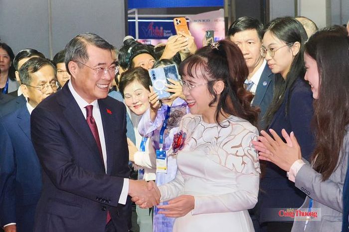 Thủ tướng Chính phủ Lê Minh Hưng gặp gỡ và trao đổi với doanh nghiệp tại diễn đàn.