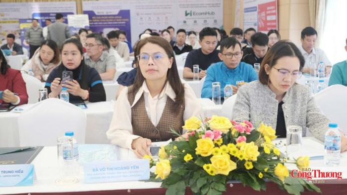 Bà Võ Thị Hoàng Yến (trái), Phó Giám đốc Trung tâm Xúc tiến Đầu tư, Thương mại và Du lịch tỉnh Lâm Đồng tại buổi tập huấn.