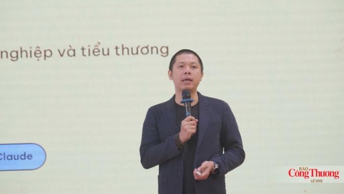 Diễn giả Nguyễn Tiến Huy, Nhà sáng lập, kiêm Tổng Giám đốc Pencil Group trình bày tham luận tại buổi tập huấn.
