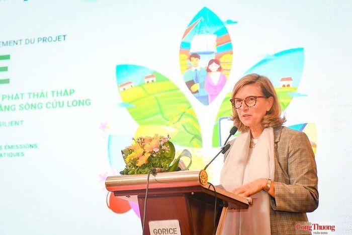 Bà Francesca Bellone, Tham tán và Trưởng ban Hợp tác phát triển - Đại sứ quán Canada tại Việt Nam, phát biểu tại buổi lễ. 