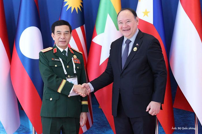 Đại tướng Phan Văn Giang và Bộ trưởng Bộ Quốc phòng Philippines Gilberto Teodoro.
