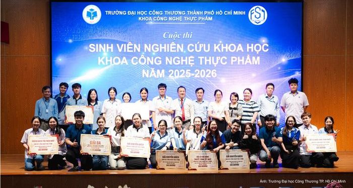 Các sinh viên đạt giải trong cuộc thi Nghiên cứu khoa học - Trường Đại học Công Thương TP. Hồ Chí Minh.