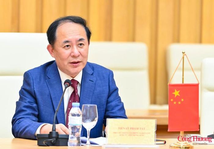 Tiến sỹ Phạm Tất, Phó Chủ nhiệm Văn Phòng Nghiên cứu Quốc vụ viện Trung Quốc phát biểu tại buổi làm việc.