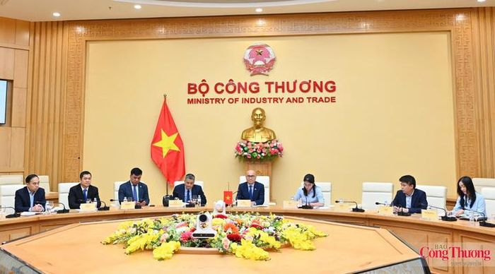Đại diện các Cục, vụ, đơn vị trong Bộ Công Thương cùng tham dự buổi tiếp và làm việc.