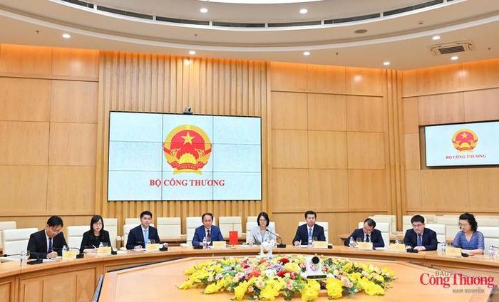 Đại diện các đơn vị, doanh nghiệp Trung Quốc cùng tham dự buổi làm việc.