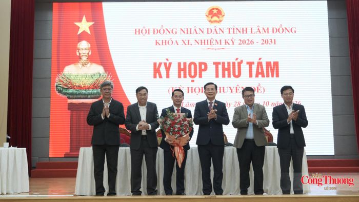 Tân Phó Chủ tịch UBND tỉnh Lâm Đồng chụp ảnh lưu niệm cùng Chủ tịch và các Phó Chủ tịch UBND tỉnh Lâm Đồng