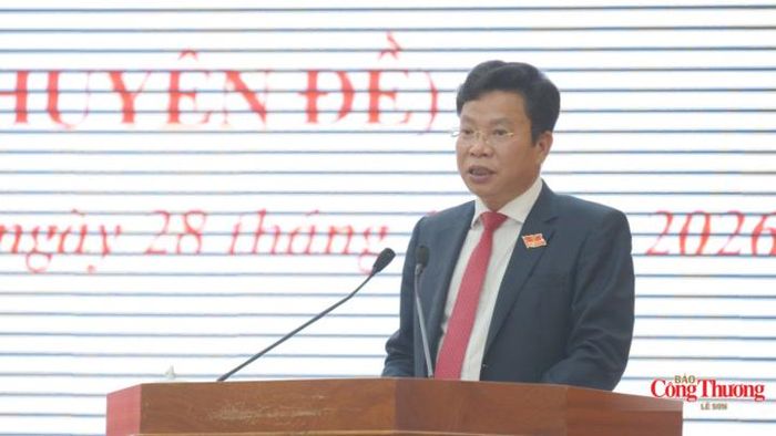 Ông Lưu Văn Trung, Phó Bí thư Tỉnh ủy, Chủ tịch Hội đồng nhân dân tỉnh Lâm Đồng phát biểu tại kỳ họp.