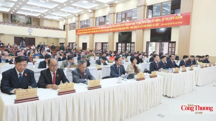Các đại biểu tham dự kỳ họp.