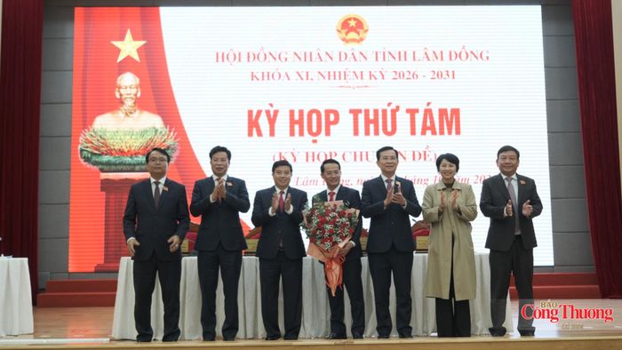 Tân Phó Chủ tịch UBND tỉnh Lâm Đồng chụp ảnh lưu niệm cùng Thường trực Tỉnh ủy Lâm Đồng