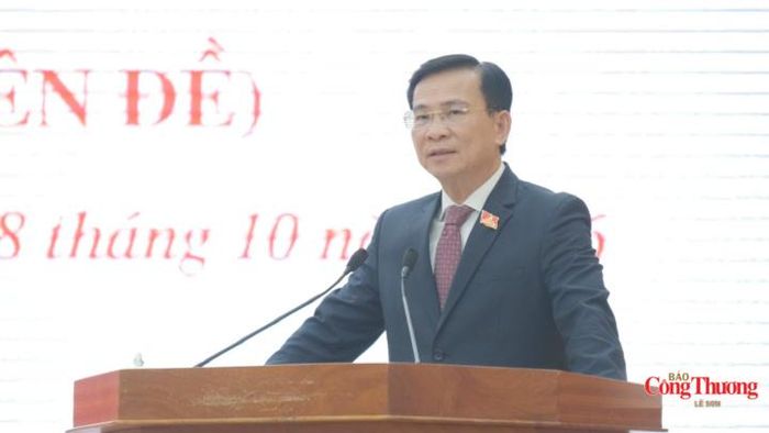 Chủ tịch UBND tỉnh Lâm Đồng Hồ Văn Mười thông qua tờ trình giới thiệu bầu chức danh Phó Chủ tịch UBND tỉnh đối với ông Nguyễn Bá Út.