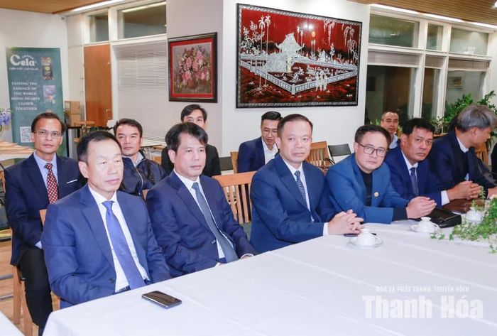 Các đồng chí lãnh đạo tỉnh và các thành viên đoàn công tác tỉnh Thanh Hoá tại buổi làm việc.