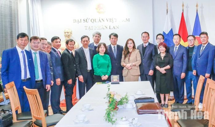 Phó Bí thư Tỉnh ủy Trịnh Tuấn Sinh và đoàn công tác chụp ảnh lưu niệm với cán bộ, nhân viên Đại sứ quán Việt Nam tại Phần Lan.