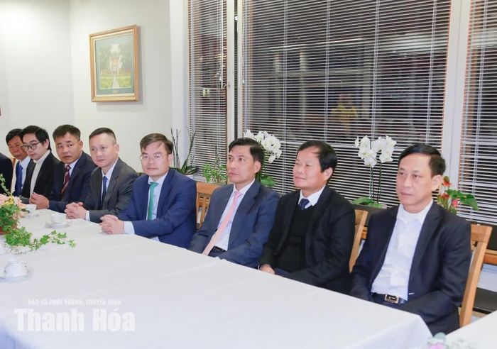 Các thành viên đoàn công tác của tỉnh Thanh Hoá tại buổi làm việc.