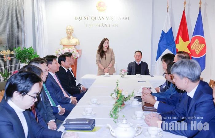 Đại sứ đặc mệnh toàn quyền Việt Nam tại Cộng hòa Phần Lan Nguyễn Hoàng Diệu Tâm phát biểu tại buổi làm việc.