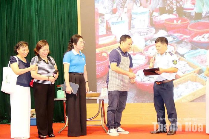 Tiểu phẩm truyền thông về an toàn thực phẩm của Hội LHPN phường Hạc Thành.