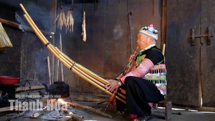 Tiếng khèn được ông Thao Văn Lâu cất lên bên bếp lửa.