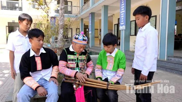 Ông Thao Văn Lâu hướng dẫn khèn Mông cho học sinh.