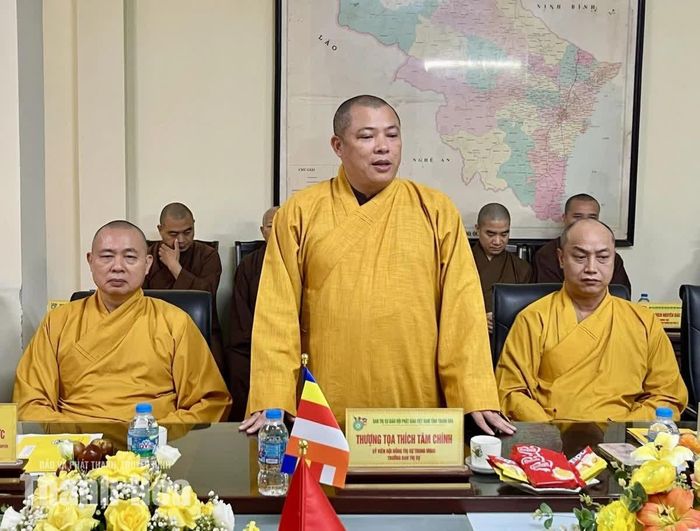 Thượng tọa Thích Tâm Chính, Ủy viên Hội đồng Trị sự GHPG Việt Nam, Trưởng Ban Trị sự GHPG tỉnh, Trưởng đoàn đại biểu phát biểu tại buổi gặp mặt.