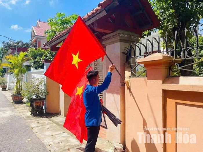 Đoàn viên thanh niên xã Hoa Lộc triển khai mô hình “Đường cờ thanh niên” treo cờ Tổ quốc trên các tuyến đường, khu dân cư.