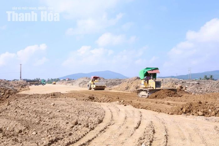 Sau khi được tháo gỡ khó khăn về giải phóng mặt bằng, Dự án hạ tầng kỹ thuật Khu tái định cư phục vụ di dân xã Hải Hà đang có những chuyển biến tích cực.