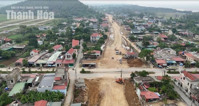 Tính cả vốn kéo dài năm 2025, đến hết ngày 27/10, toàn tỉnh đã giải ngân 12.858,6 tỷ đồng. (Trong ảnh: Thi công Dự án Phát triển tổng hợp các đô thị động lực - Tiểu dự án đô thị Tĩnh Gia).