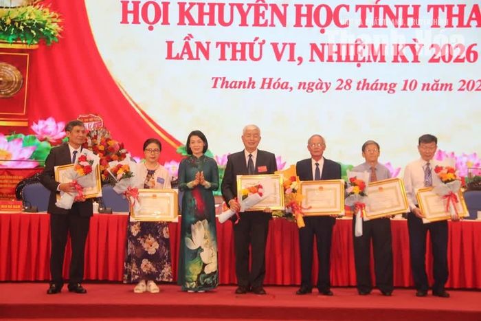 Phó Chủ tịch Thường trực Ủy ban MTTQ Đỗ Thị Toán trao Bằng khen của Chủ tịch UBND tỉnh cho các tập thể, cá nhân.