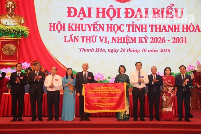 Phó Chủ tịch Thường trực Ủy ban MTTQ Đỗ Thị Toán trao bức trướng của Tỉnh ủy, HĐND, UBND, Ủy ban MTTQ tỉnh cho Hội Khuyến học tỉnh Thanh Hóa.