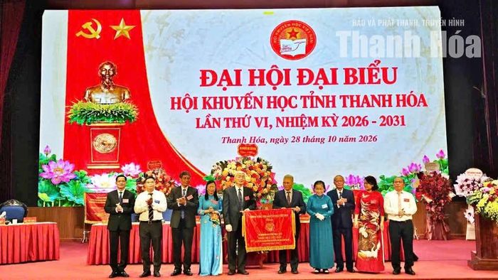 Tiến sĩ Nguyễn Hồng Sơn, Phó Chủ tịch Trung ương Hội Khuyến học Việt Nam trao Cờ Thi đua xuất sắc giai đoạn 2021-2026 cho Hội Khuyến học tỉnh Thanh Hóa.