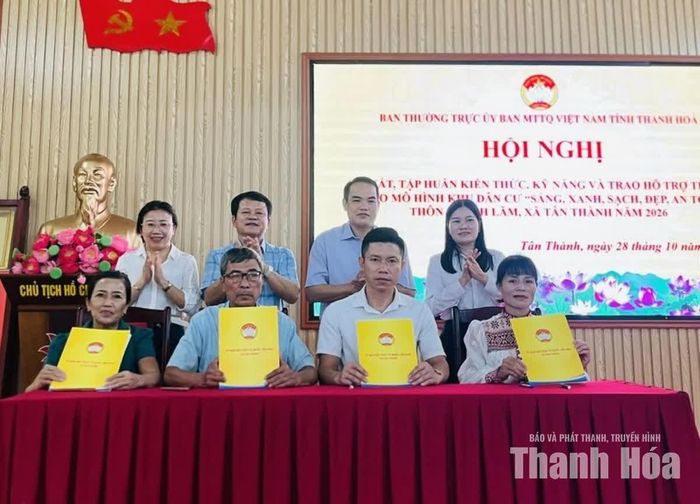 Các thành viên mô hình ký cam kết thực hiện các nội dung, tiêu chí đề ra.