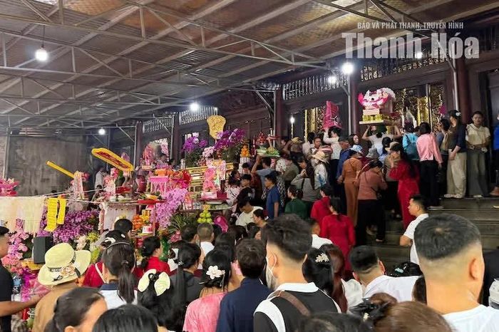 Vào thời điểm này, tại Đền Chín Giếng đón hàng nghìn lượt khách mỗi ngày.