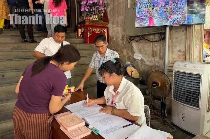 Cùng với đó, khu vực ghi công đức được bố trí gọn gàng, tạo thuận tiện cho du khách khi thực hiện nghi lễ.