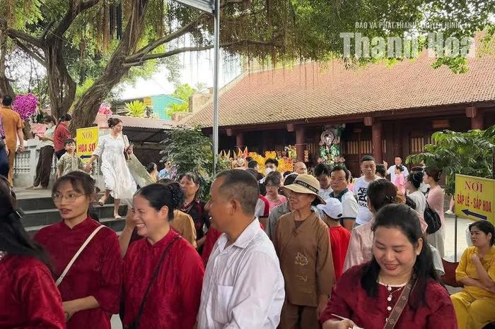 Đông đảo du khách từ khắp nơi đổ về Đền Chín Giếng