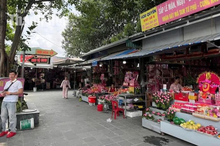 Khu vực kinh doanh đồ lễ được bố trí quy củ, góp phần tạo cảnh quan khang trang, văn minh tại di tích.